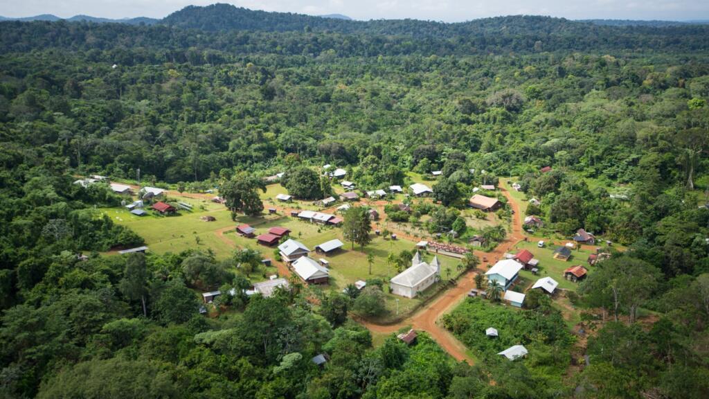 Le bourg de Saül où vivent à l’année 80 habitants, au cœur de la forêt amazonienne.