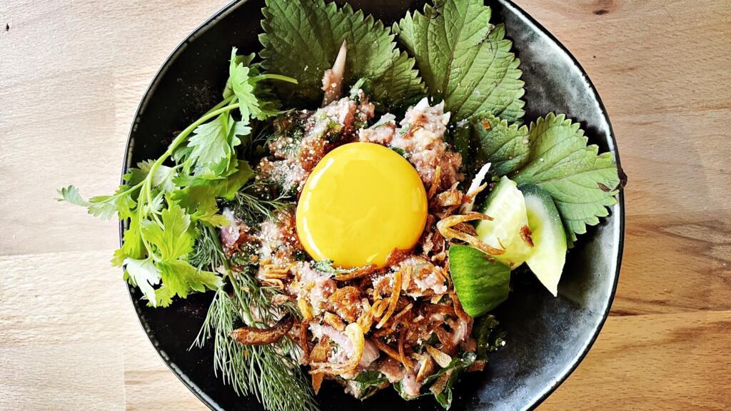 Tartare de boeuf. (laap nueua) เนื้อทาร์ทาร์ .