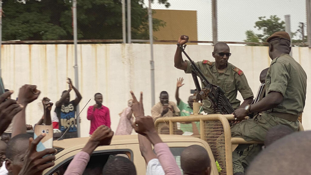 Des soldats maliens célébrés à leur arrivée sur la place de l'Indépendance à Bamako après le coup d'État, le 18 août 2020.