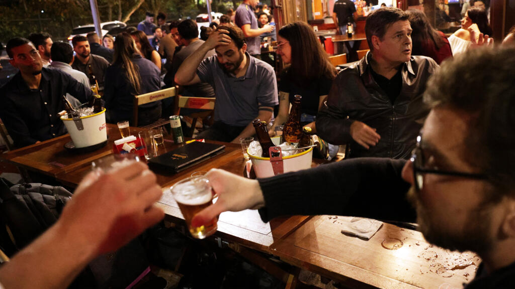 Brésil: scandale lié à de l'alcool frelaté, plusieurs bars fermés par la police