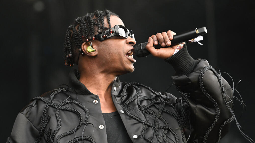 Le musicien franco-camerounais Yamê sur la scène du festival des Vieilles Charrues à Carhaix-Plouguer, dans l'ouest de la France, le 11 juillet 2024.