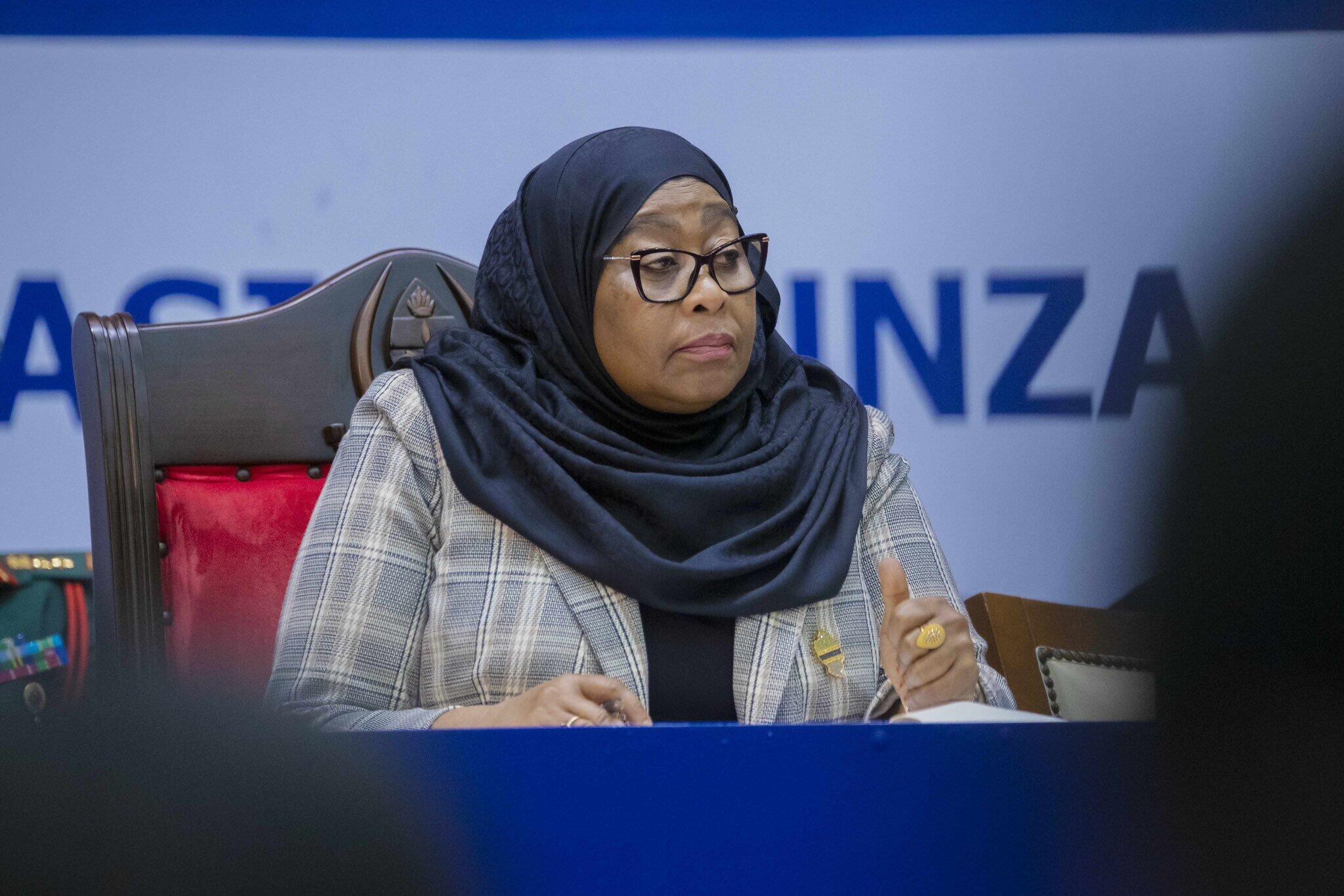 Rais wa Jamhuri ya Muungano wa Tanzania Mhe. Samia Suluhu Hassan akiwa pamoja na viongozi wengine kwenye Mkutano Maalum wa Baraza la Vyama vya Siasa na Wadau wa Demokrasia Kutathmini Utekelezaji wa Mapendekezo ya Kikosi Kazi na Hali ya Siasa nchini
