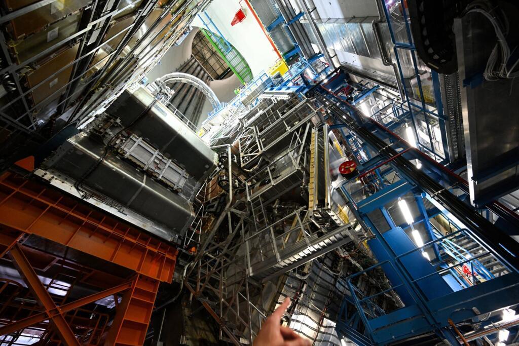 Visite de l'expérience ATLAS, au CERN, dans la ville de Meyrin près de Genève, le 16 novembre 2023.