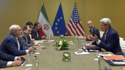 وزیر امور خارجه وقت ایران، محمد جواد ظریف (سمت چپ) در جریان گفتگوهای رسمی با جان کری، وزیر امور خارجه وقت آمریکا (سمت راست) در ژنو. سوئیس ۳۰ می ۲۰۱۵