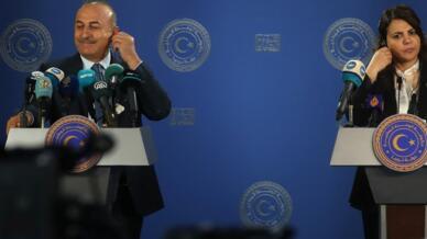 Le chef de la diplomatie turque Mevlut Cavusoglu aux côtés de son homologue libyenne Najla al-Mangoush lors d'un point presse à Tripoli, le 3 octobre 2022.