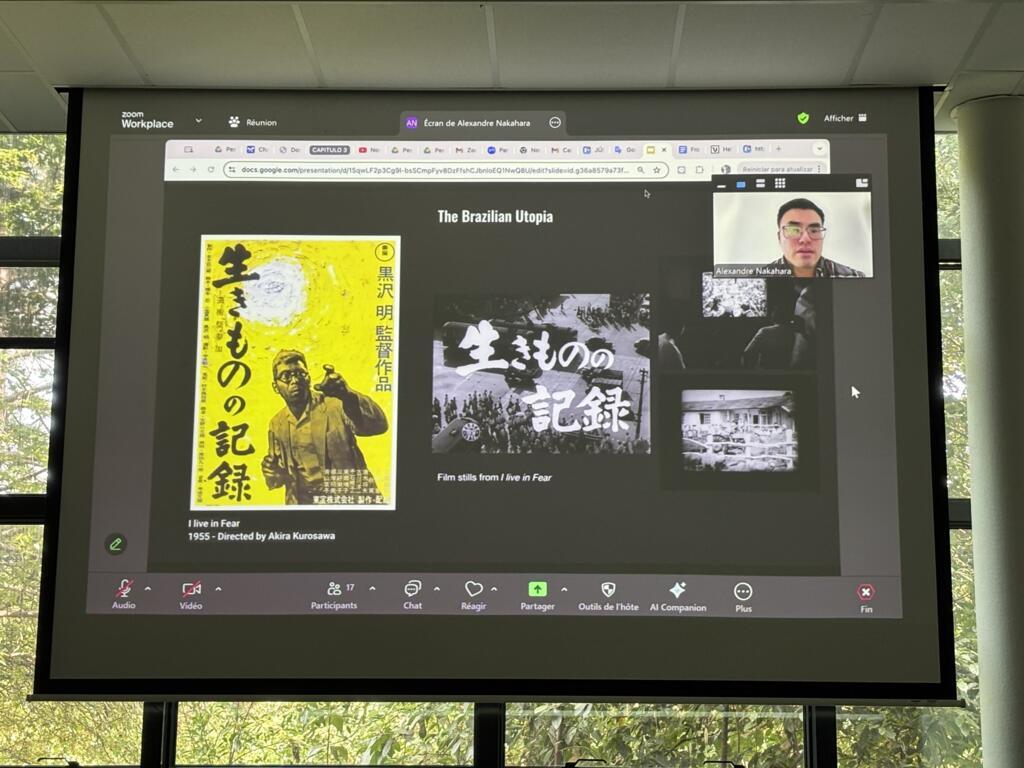 Alexandre Nakahara, da USP, em participação online, apresentou filmes japoneses que tratavam do Brasil como uma utopia, o sonho do Eldorado. Como “Viver no Medo” (1955), de Akira Kurosawa, sobre o dono de uma fábrica no Japão que, abalado pelo medo de um ataque nuclear, planeja se mudar com toda a família para a segurança de uma fazenda no Brasil. Lyon, 24/6/25.