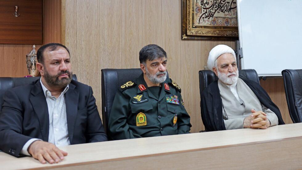 غلامحسین محسنی اژه ای و محمدرضا رادان حین سئوال و جواب کردن از کسانی که به اتهام جاسوسی برای اسرائیل دستگیر شده‌اند