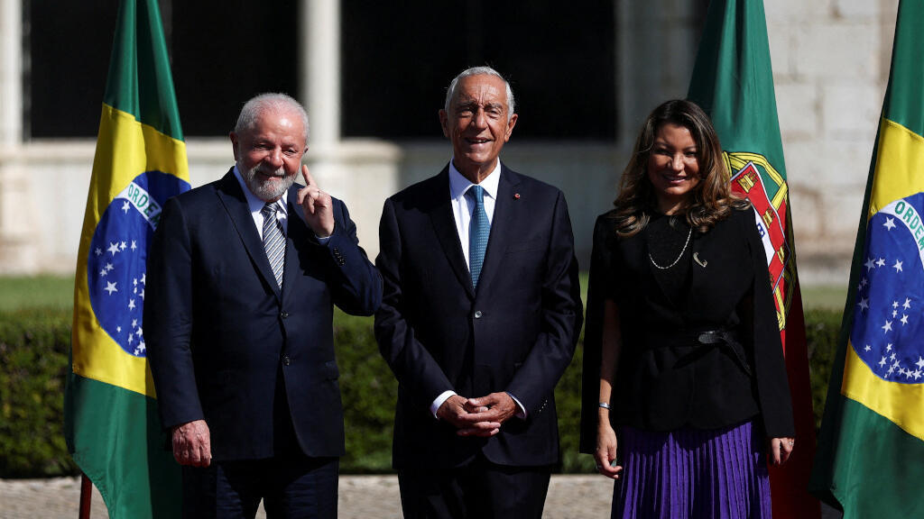 Le président brésilien Luiz Inacio Lula da Silva et la première dame Rosangela da Silva rencontrent le président portugais Marcelo Rebelo de Sousa, au monastère de Jeronimos à Lisbonne, Portugal, le 22 avril 2023.