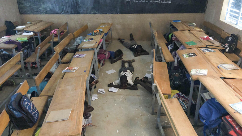 Au Burkina Faso, des écoliers effectuent un entrainement de sécurité en cas d'attaque djihadiste, dans le village de Dori, au nord du pays, le 20 octobre 2020.
