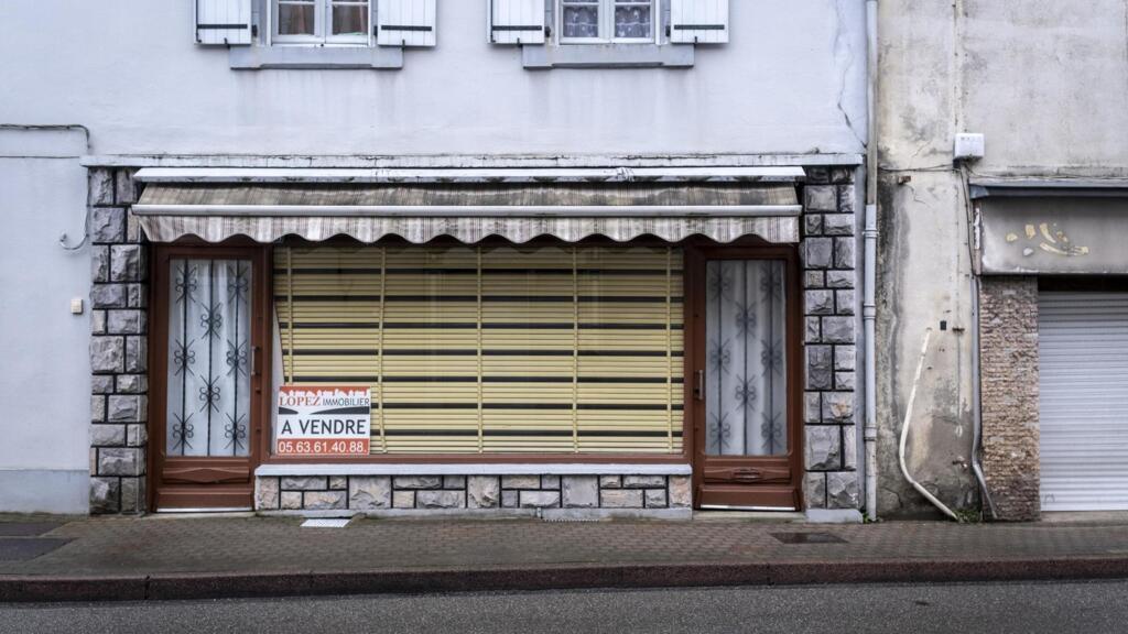 Un magasin fermé et à vendre, dans le centre-ville de Labastide-Rouayroux, une petite ville rurale située dans le sud du département du Tarn.