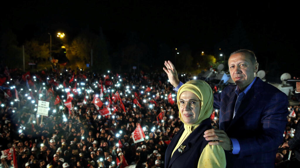Le président turc Recep Tayyip Erdogan avec sa femme Emine, après sa victoire au référendum constitutionnel, à Istanbul le 16 avril 2017.
