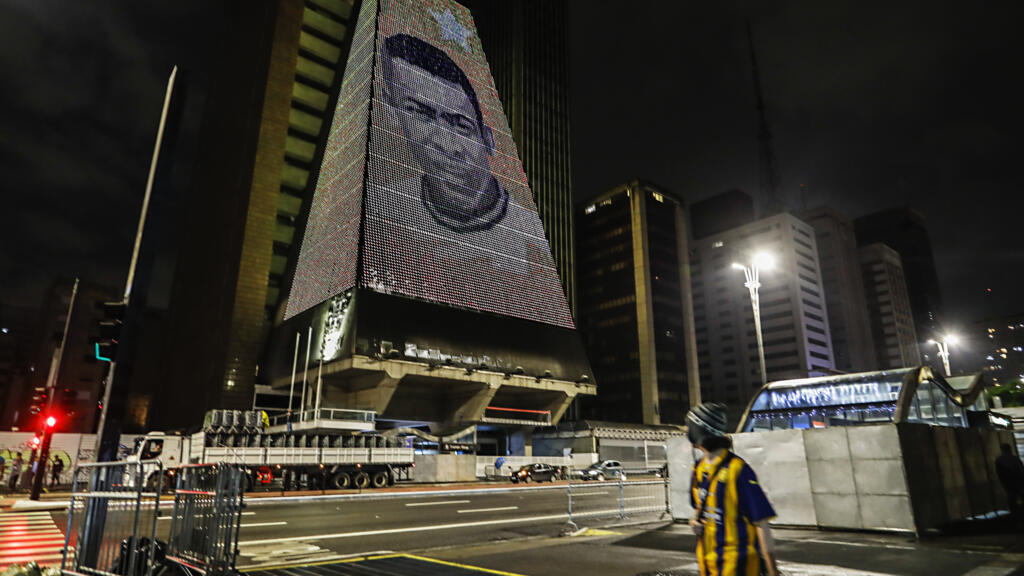 L'image de Pelé est projetée sur un bâtiment à Sao Paulo, au Brésil, le 29 décembre 2022.