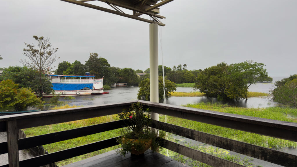 Chegada a Paraíso, localidade no interior de Terra Santa, é feita apenas por barco, na época da cheia na Amazônia.