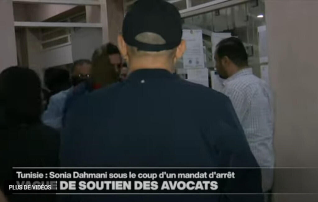 Tunisie : l'avocate Sonia Dahmani en train d'étre arrêtée par des policiers cagoulés en Tunisie (capture d'écran) le 11 mai 2024.