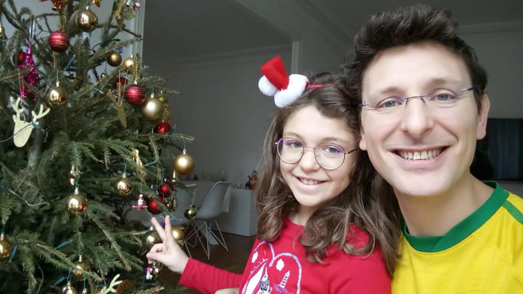 Gabriela e Julien Campocasso com a árvore de Natal. Eles fabricam os presentes com material reciclado.