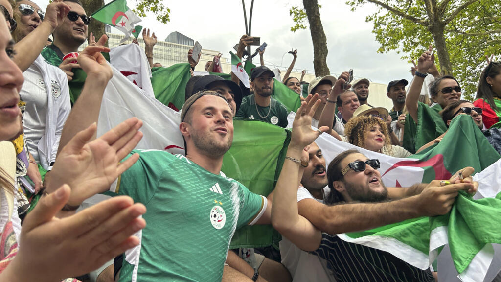 Les fans de la boxeuse algérienne Imane Khelif, le 3 août 2024 à Villepinte, en France. (Image d'illustration)