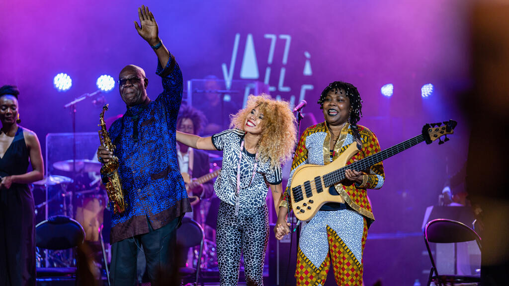 Manu Dibango en concert à Vienne, le 12 juillet 2019, en compagnie de Flavia Coelho et Manou Gallo.