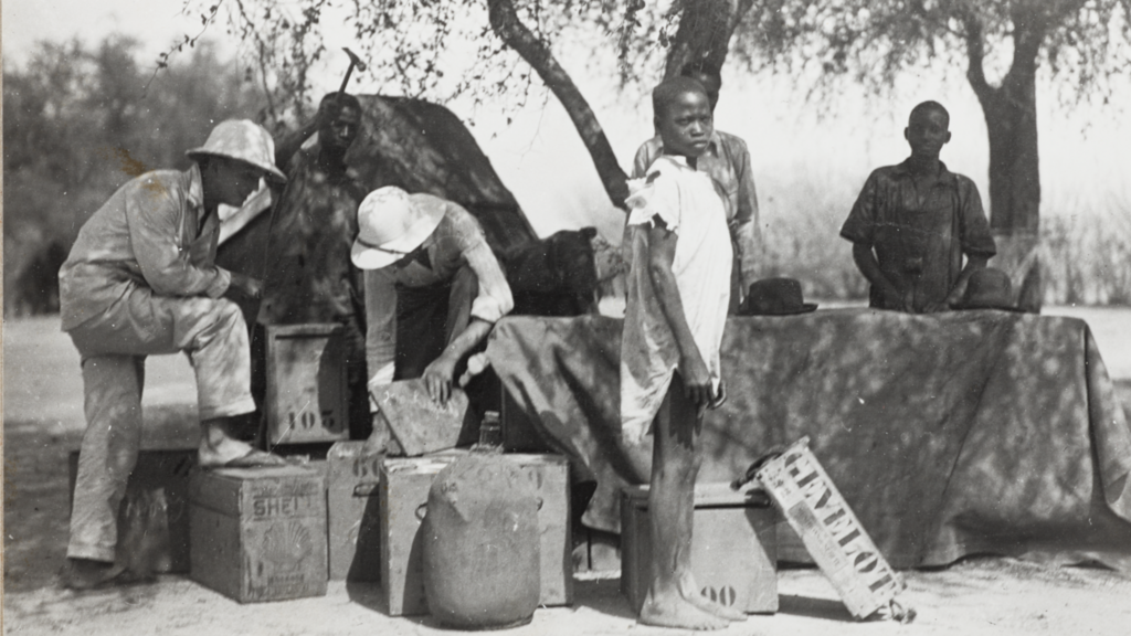 Entre 1931 et 1933, la «mission ethnographique et linguistique Dakar-Djibouti» sillonna 14 pays africains. Pilotée par l'ethnologue français Marcel Griaule, elle éprouva de nouvelles méthodes d'enquêtes ethnographiques et de collectes.