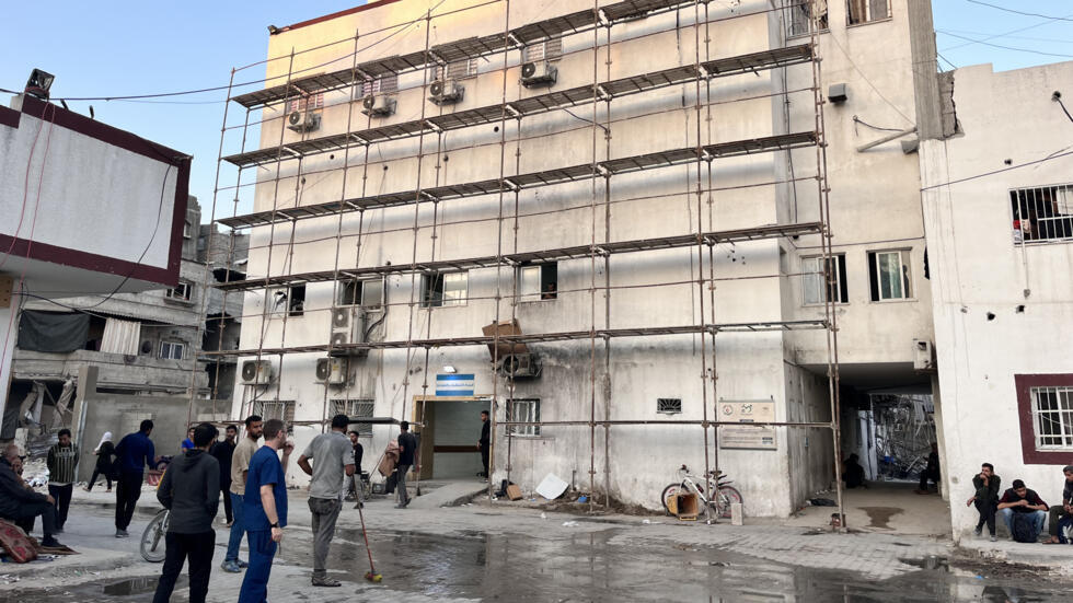 Huko Gaza, hospitali ya Kamal Adwan imeharibiwa vibaya wakati wa shambulio la Israeli. Hapa, ilikuwa Oktoba 31, 2024.