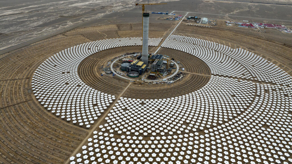 Parc fotovoltaic în construcție în regiunea Gansu, China, 19 septembrie 2023