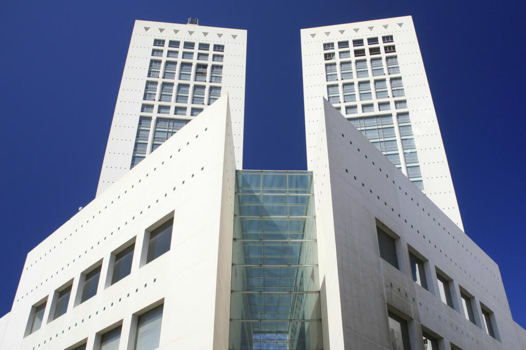 Avec ses deux buildings de plus de cent mètres de haut, le Twin Center domine la skyline de Casablanca. Il abrite en son cœur un centre commercial, organisé en un dédale d’instituts de beauté.