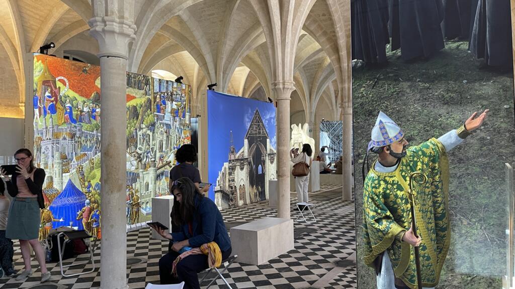 Exposição sobre Notre-Dame que utiliza realidade aumentada conjuga elementos reais com tecnologia.