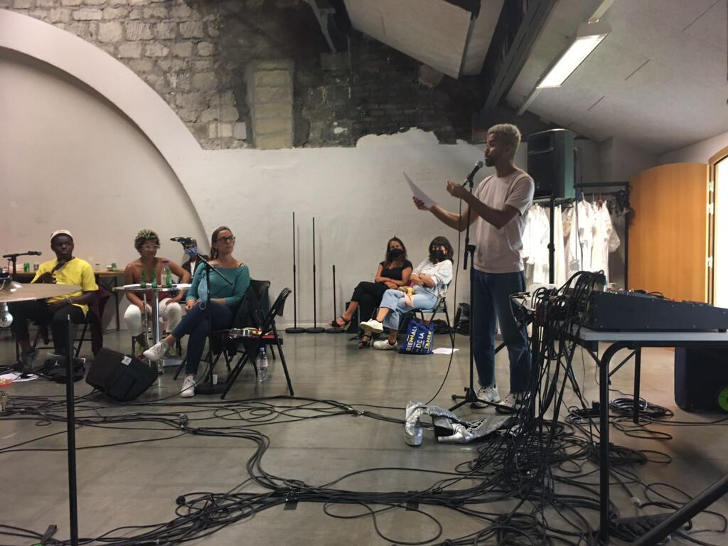 Calixto Neto ensaia junto com músicos e performers sua nova criação, "Feijoada", que estreia no dia 12 de semtebro no Passages Transfestival, em Metz.