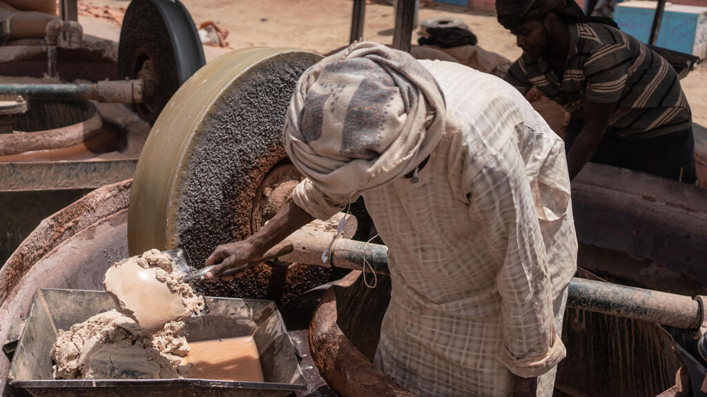 Un jeune Soudanais extrait du sable d’un moulin avant de le rincer pour enlever les pépites d’or près d’Al-Abidiyah dans l’État du Nil au Soudan, le 20 mars 2022. Plus de trois millions d’habitants dépendent de l’extraction de métaux précieux, le Soudan est le troisième producteur d’or du continent africain