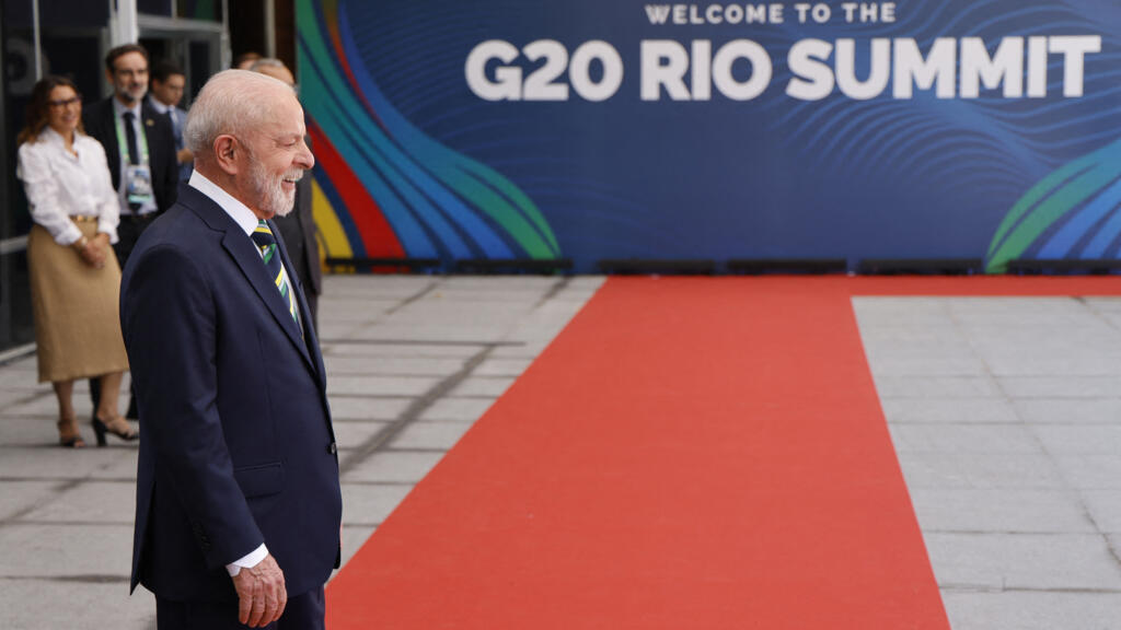 O presidente do Brasil, Luiz Inácio Lula da Silva (esq.), recebe no Museu de Arte Moderna os líderes pardurante o primeiro dia da Cúpula do G20 no Rio de Janeiro, Brasil, em 18 de novembro de 2024.