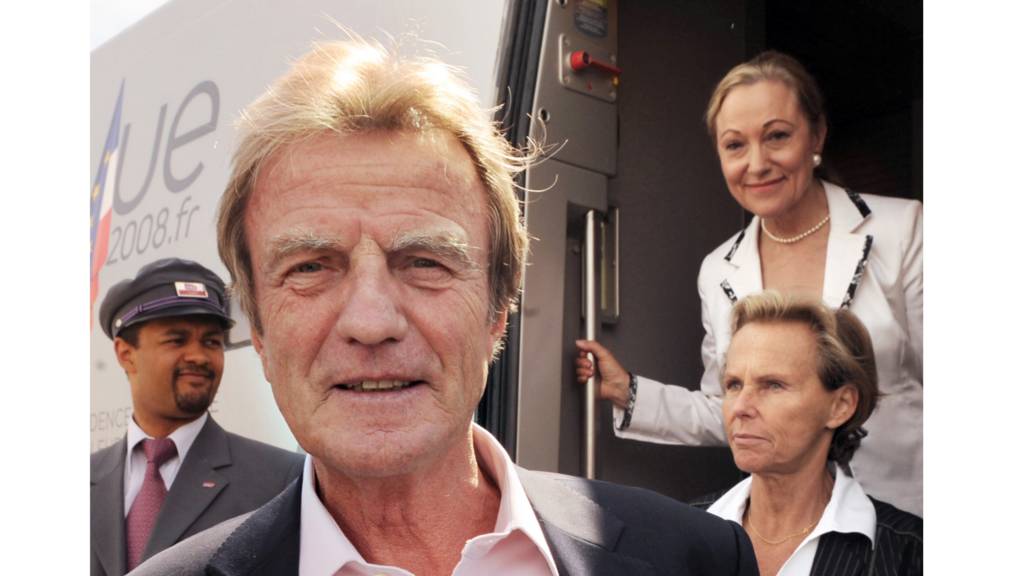 Bernard Kouchner, alors ministre des Affaires étrangères, à la sortie gare TGV d'Avignon, dans le sud de la France, le 5 septembre 2008.
