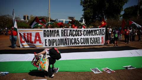 Após pressão diplomática e manifestações, como na foto em Brasília, em 7 de outubro de 2025, os 13 brasileiros da flotilha Global Sumud foram libertados em Israel.