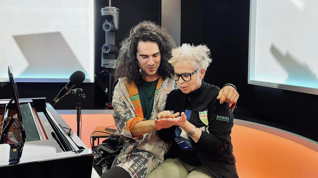 Jeremy Dutcher et Laurence Aloir à RFI.