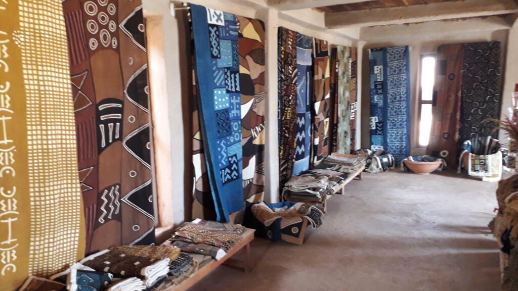 Des pagnes teints à la main, au centre Ndomo de Ségou.