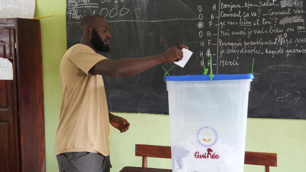 Un homme vote lors du référendum constitutionnel à Conakry, en Guinée, le dimanche 21 septembre 2025.