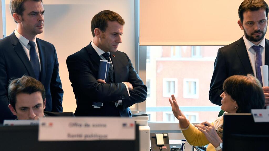 Emmanuel Macron et Olivier Véran, ministre de la Santé au Centre opérationnel de régulation et de réponse aux urgences sanitaires et sociales, le 3 mars 2020.