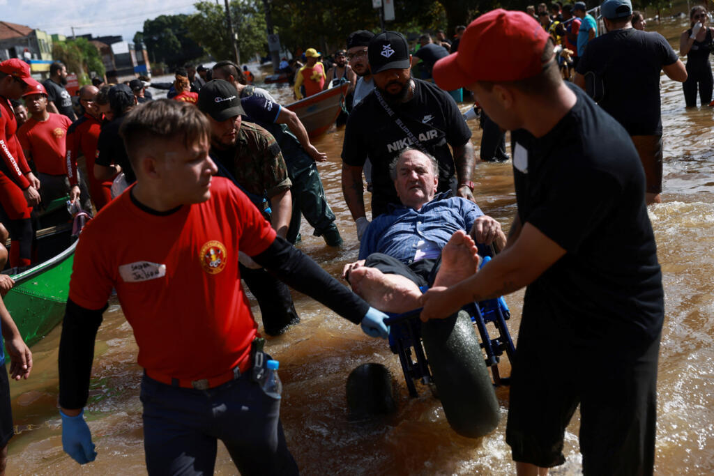 Socorro a um homem ferido em Humaitá, em Porto Alegre, Rio Grande do Sul, em 8/5/24.