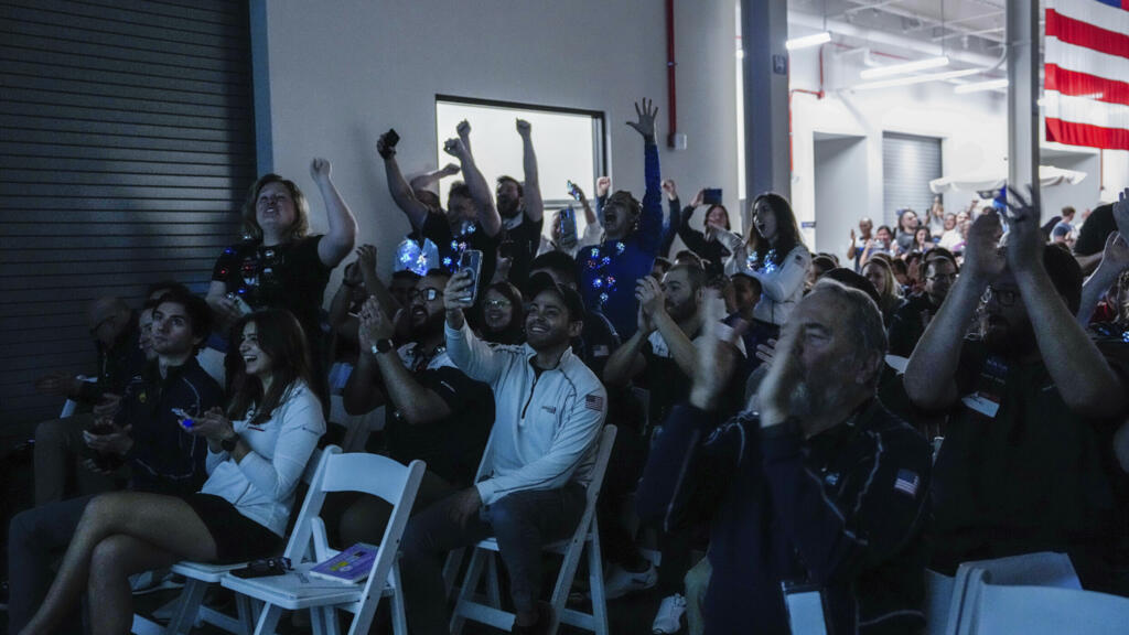 Les employés d'Intuitive Machines applaudissent quelques instants après être devenus la première entreprise commerciale à atterrir sur la Lune, le 22 février 2024.