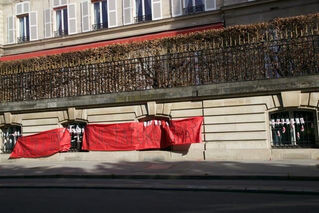 Duas faixas foram colocadas na fachada do prédio com os dizeres: “Genocídio, + de 300 mil mortos” e “Ditadura nunca mais”.