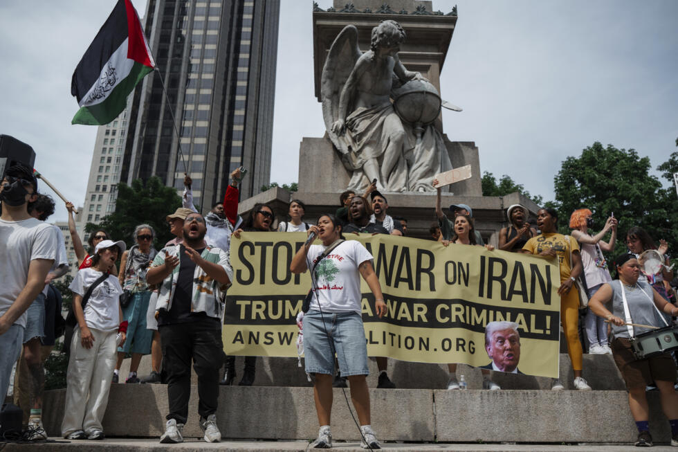 Des personnes crient des slogans lors d'une manifestation contre les frappes américaines sur l'Iran, dimanche 22 juin 2025, à New York.
