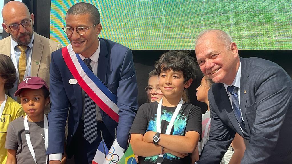 O presidente do COB, Paulo Wanderley Teixeira (d), assina o contrato com o prefeito de Saint-Ouen, Karim Bouamrane (e), na cerimônia ocorrida na quinta-feira (16), na cidade francesa.  