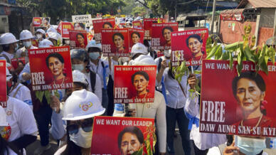 Từ đầu cuộc đảo chính quân sự, người dân Miến Điện liên tục đòi tự do cho bà Aung San Suu Kyi, trong khi chính quyền quân sự liên tiếp đưa ra các cáo buộc mới nhằm vào cựu lãnh đạo Miến Điện bị đảo chính lật đổ.
