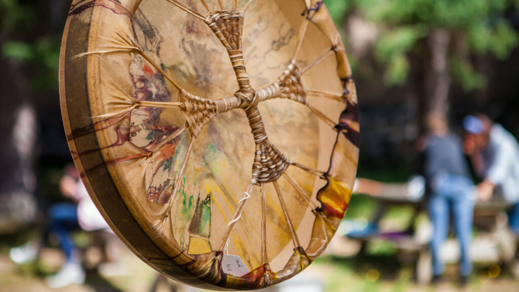 Tambour chamanique utilisé dans des rituels et des «voyages au tambour».