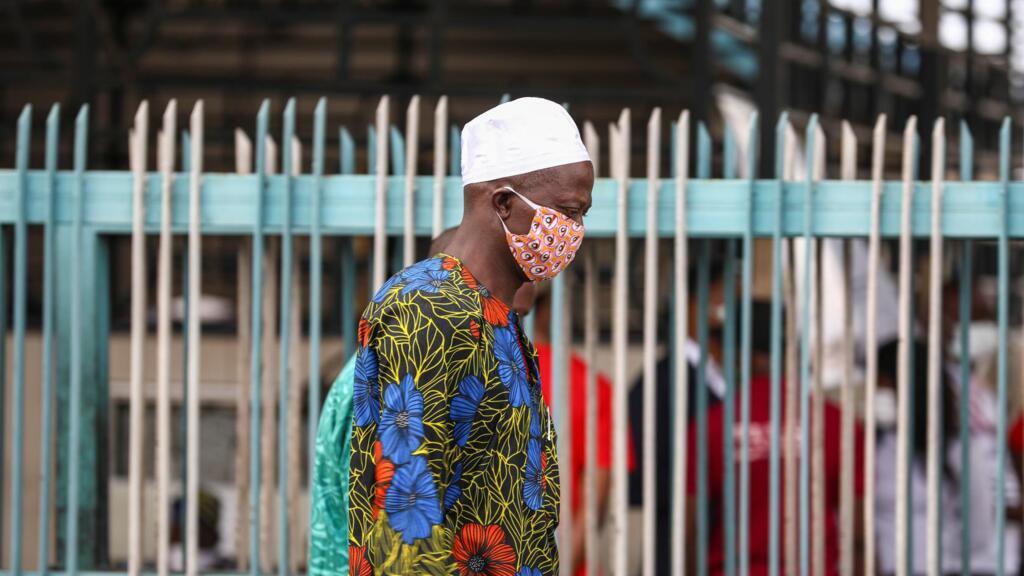 Un homme portant un masque dans la rue à Lagos, au Nigeria, le 4 mai 2020. (Photo d'illustration)