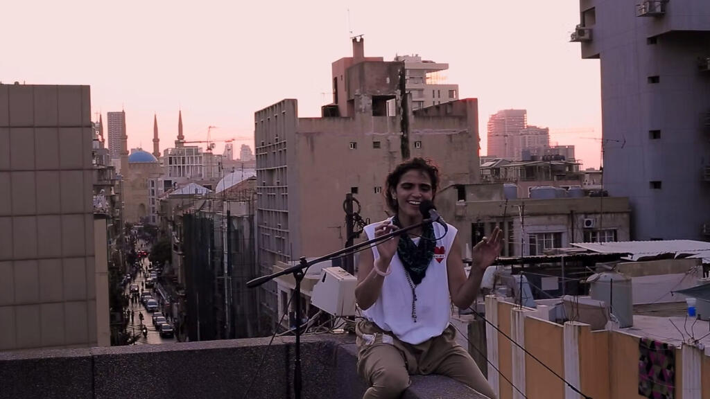 L’artiste Perla Joe, chanteuse, auteure-compositrice, cinéaste, est devenue une des figures de proue de la révolution d’octobre 2019.