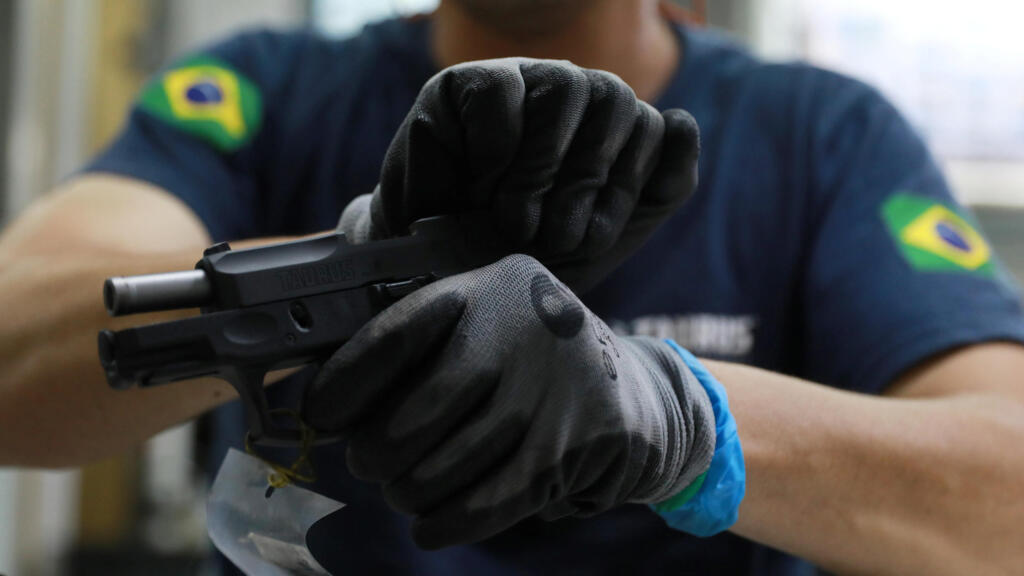 Controle de acesso a armas de fogo pela PF gera controvérsias