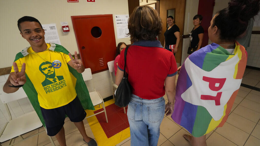 Diante do avanço da direita, analistas projetam um segundo turno imprevisível. Um dos motivos é que Lula sai com seis milhões de votos de vantagem, mas já havia conseguido tirar apoio de adversários por uma ampla campanha pelo voto útil. Já Bolsonaro cresceu na reta final, terá apoio de vários parlamentares e governadores eleitos.