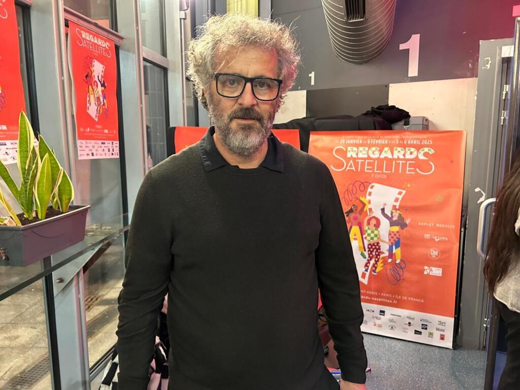 O cineasta Adirley Queirós no cinema Les Ecrans de Saint-Denis, durante o Festival Regards Satellites, em 29 de janeiro de 2025.