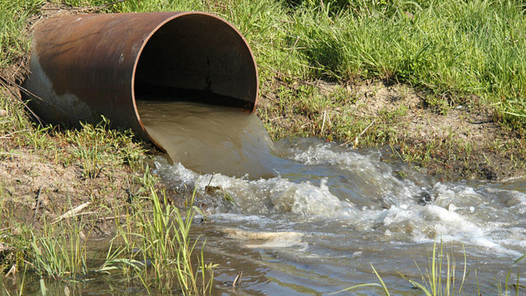 Un conduit d'évacuation d'eaux usées.