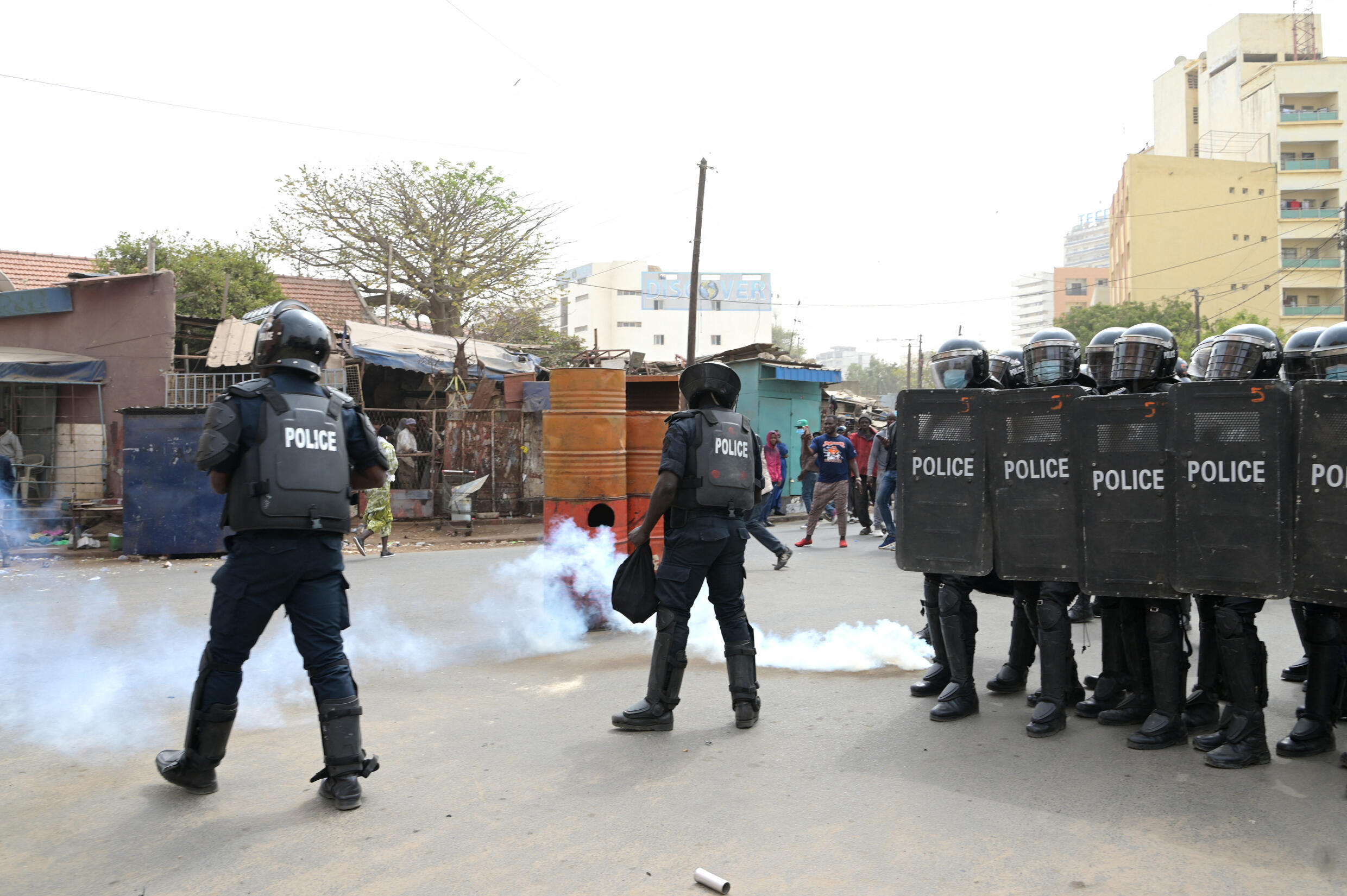 La police fait usage de gaz lacrymogènes devant le palais de justice où s'est tenu l'audience dans le cadre du procès en diffamation contre Ousmane Sonko, à Dakar, le 16 février 2023.