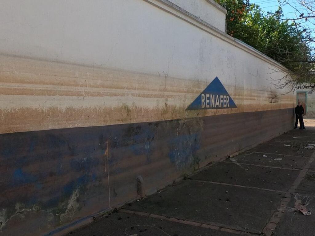 Meses depois da tragédia, algumas paredes de Porto Alegre ainda guardam marcas da altura que a água atingiu durante as enchentes.